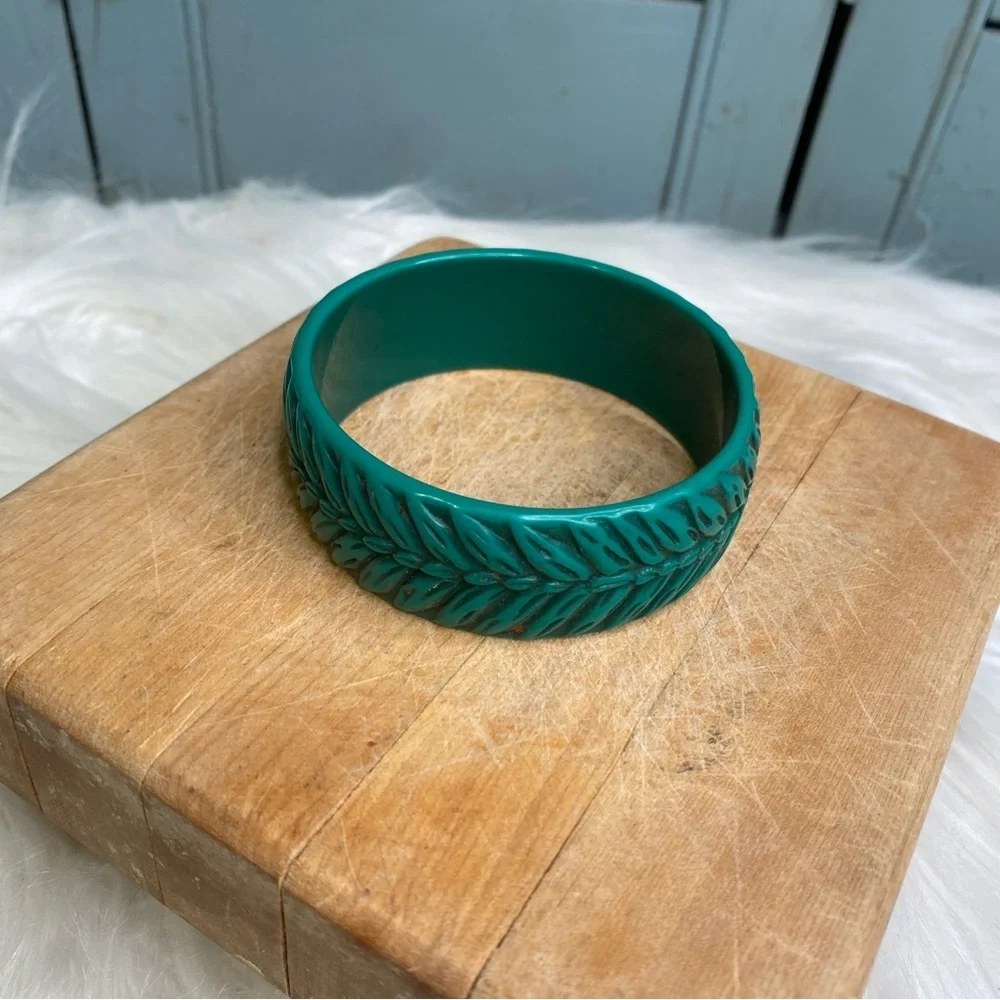 Vintage Acrylic MCM Dark Green Carved Leaf Tropical Tribal Bangle Bracelet